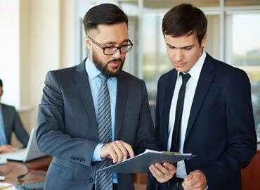 Provides expertise on legal matters and compliance. - 星空体育APP